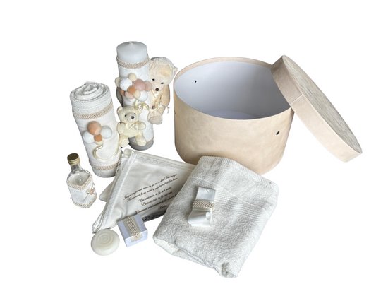 Trusou botez complet, alb/crem, 8 piese + cutie catifea