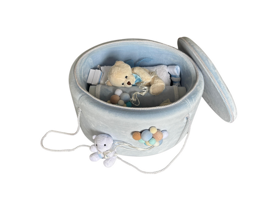 Trusou complet botez, alb/albastru, 8 piese+ cufăr catifea buretat