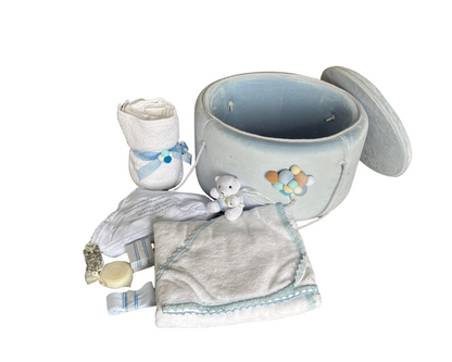 Trusou complet botez, alb/albastru, 7 piese + cufăr catifea buretat