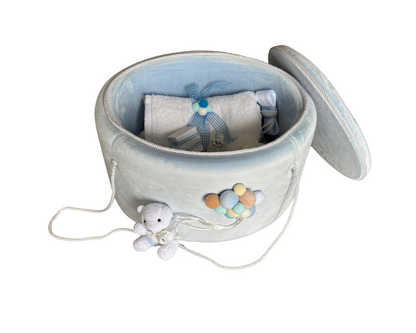 Trusou complet botez, alb/albastru, 7 piese + cufăr catifea buretat