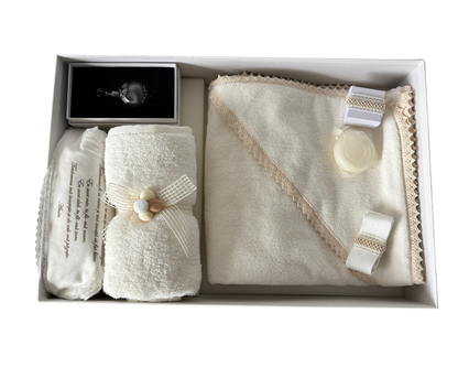 Set trusou botez deosebit, 8 piese, cu lumanare, alb/crem